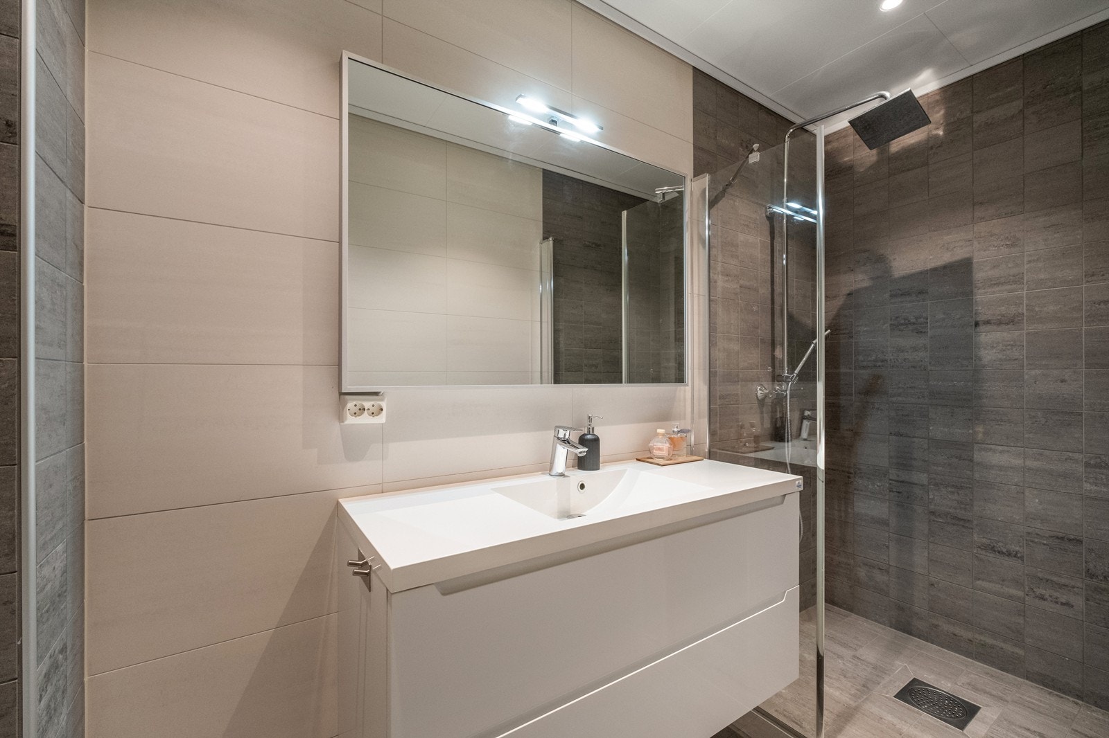 Dusjområdet har glassvegg og tropedusj. Galleribilde