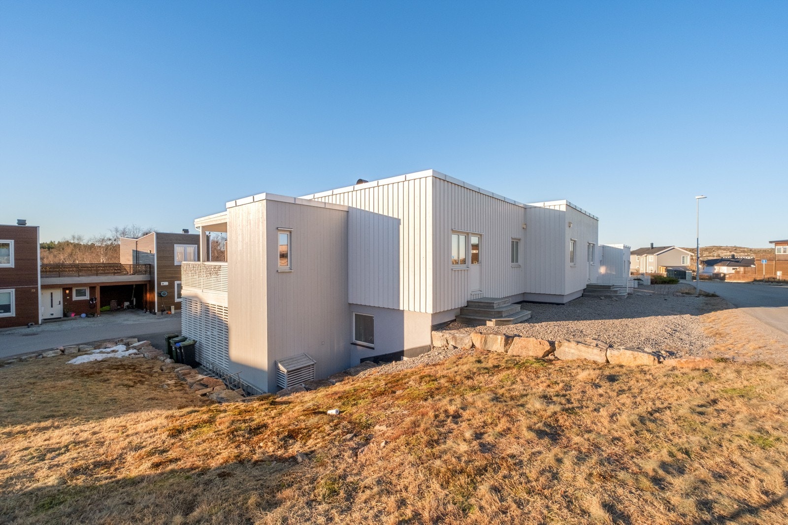 Døren fører ut til gruslagt terreng. Galleribilde