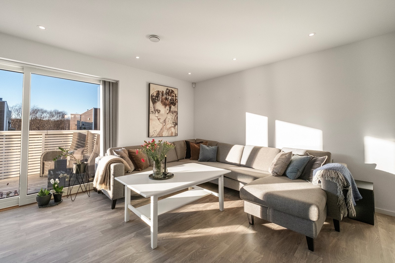 De store vinduene gir mye dagslys inn i rommet. Galleribilde