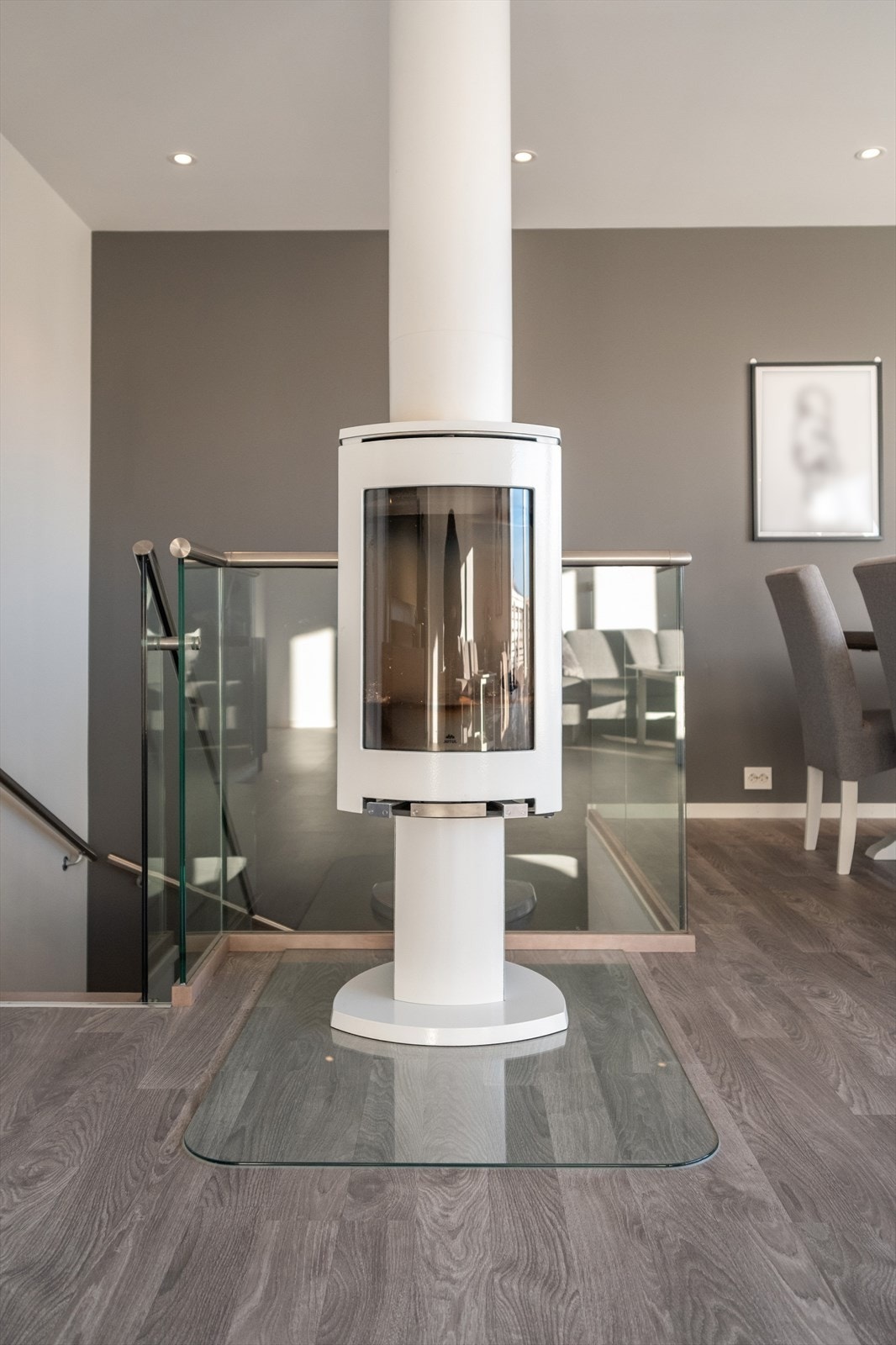 Vedovn er montert midt i rommet, som gir både effektiv oppvarming og ekstra stemning. Galleribilde