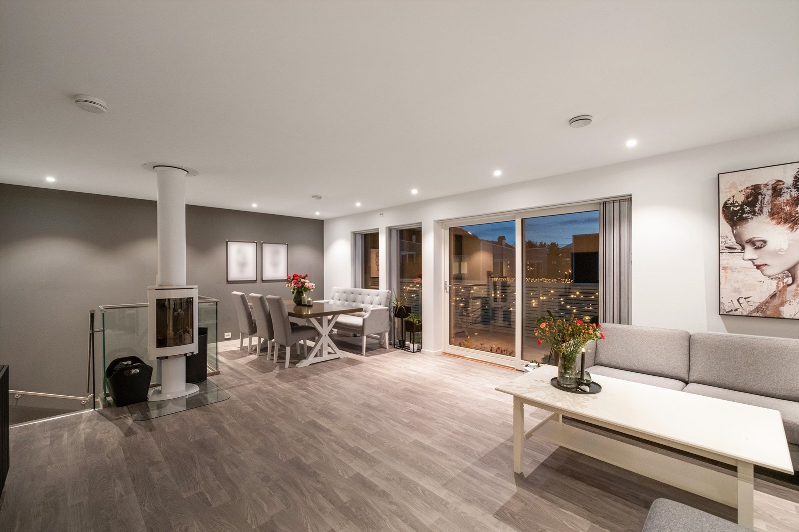 Boligen har en praktisk planløsning, med stor og romslig stue/ spisestue i 2. etg. Galleribilde