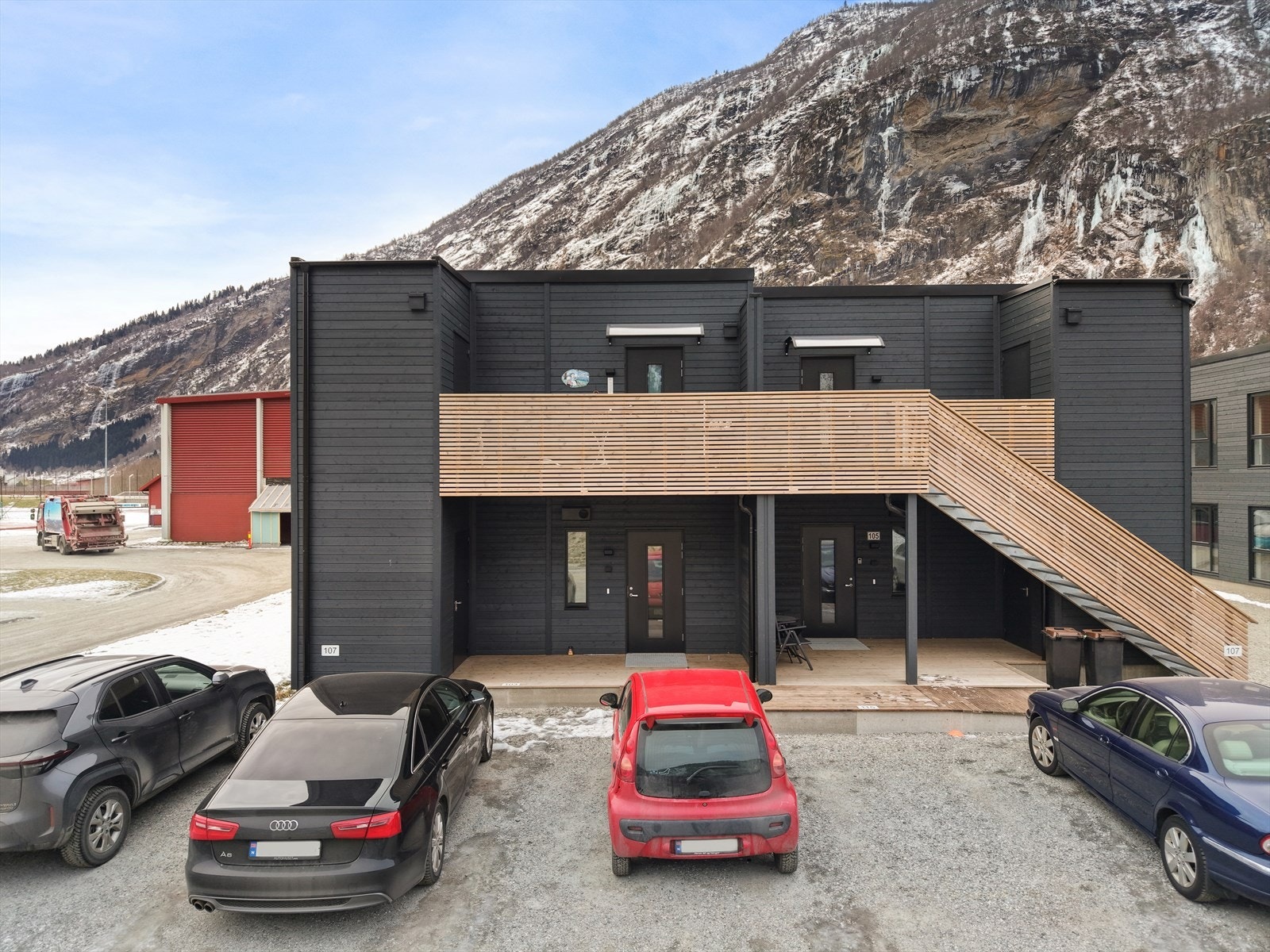 Med leilegheita føl det med eigen parkeringsplass Galleribilde