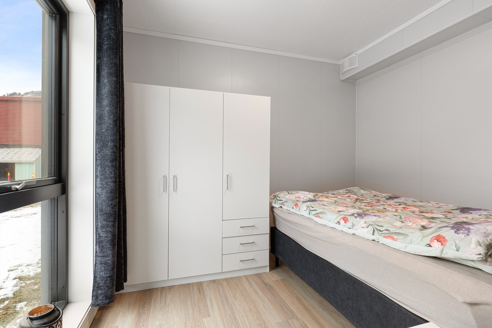 Soverom med plass til dobbeltseng og garderobeskap Galleribilde