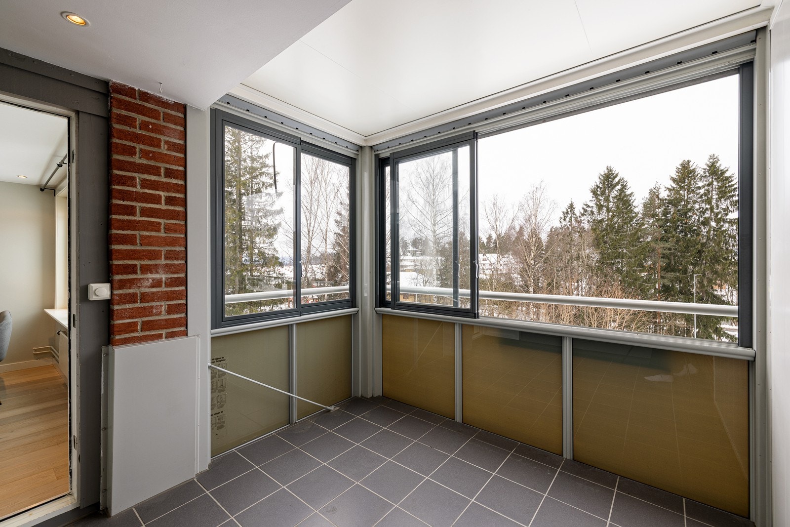 Balkongen har flislagt gulv, panel- og mursteinsvegger samt downlights med dimmer i himling. Galleribilde