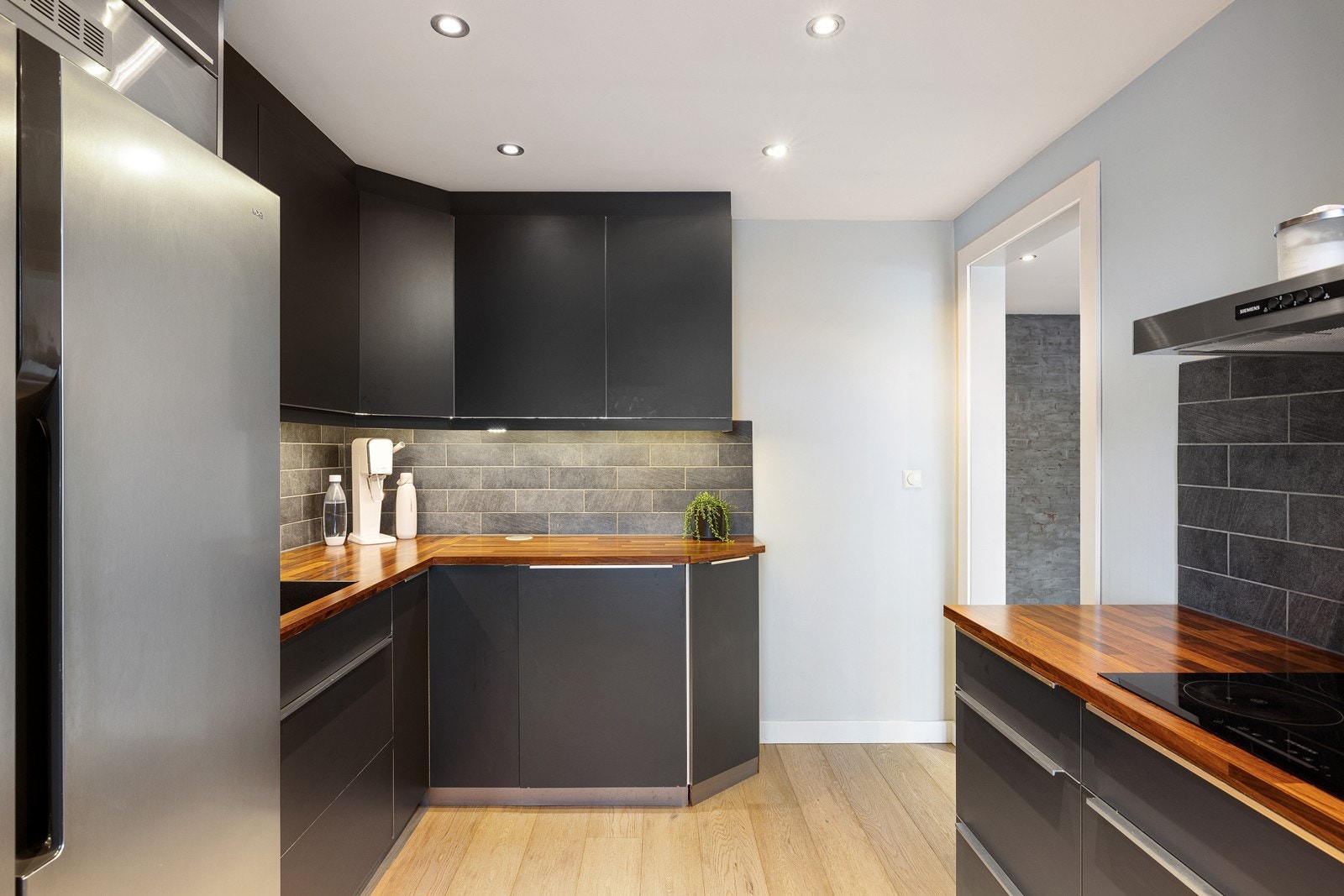 En flott 2-roms leilighet i 2. etasje med entré, stue og spisestue, moderne kjøkken, pent bad og soverom. Galleribilde