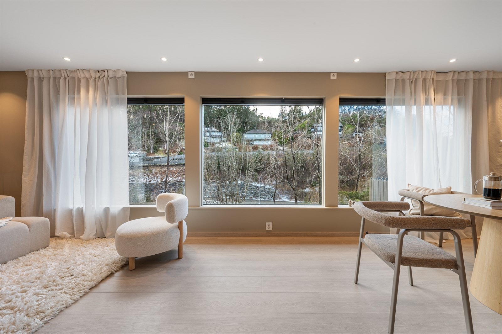 Store vinduer som gir rikelig med lysinnslipp. Galleribilde