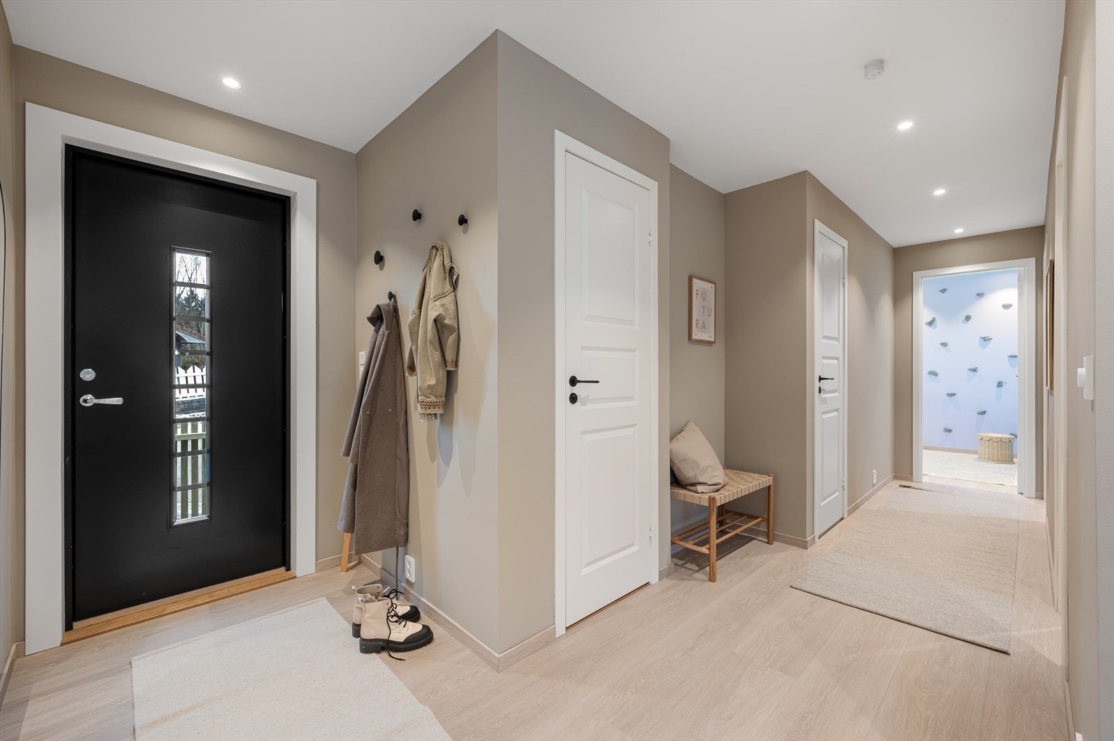 Romslig gang. God plass til å henge fra seg yttertøy og sko. Galleribilde