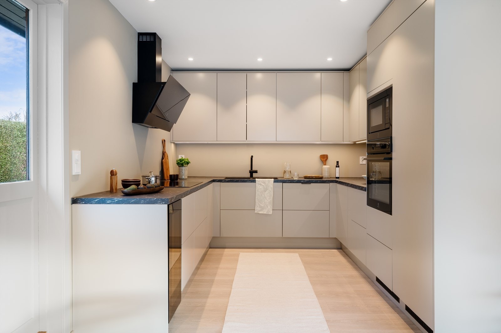 God skap- og benkeplass. Galleribilde