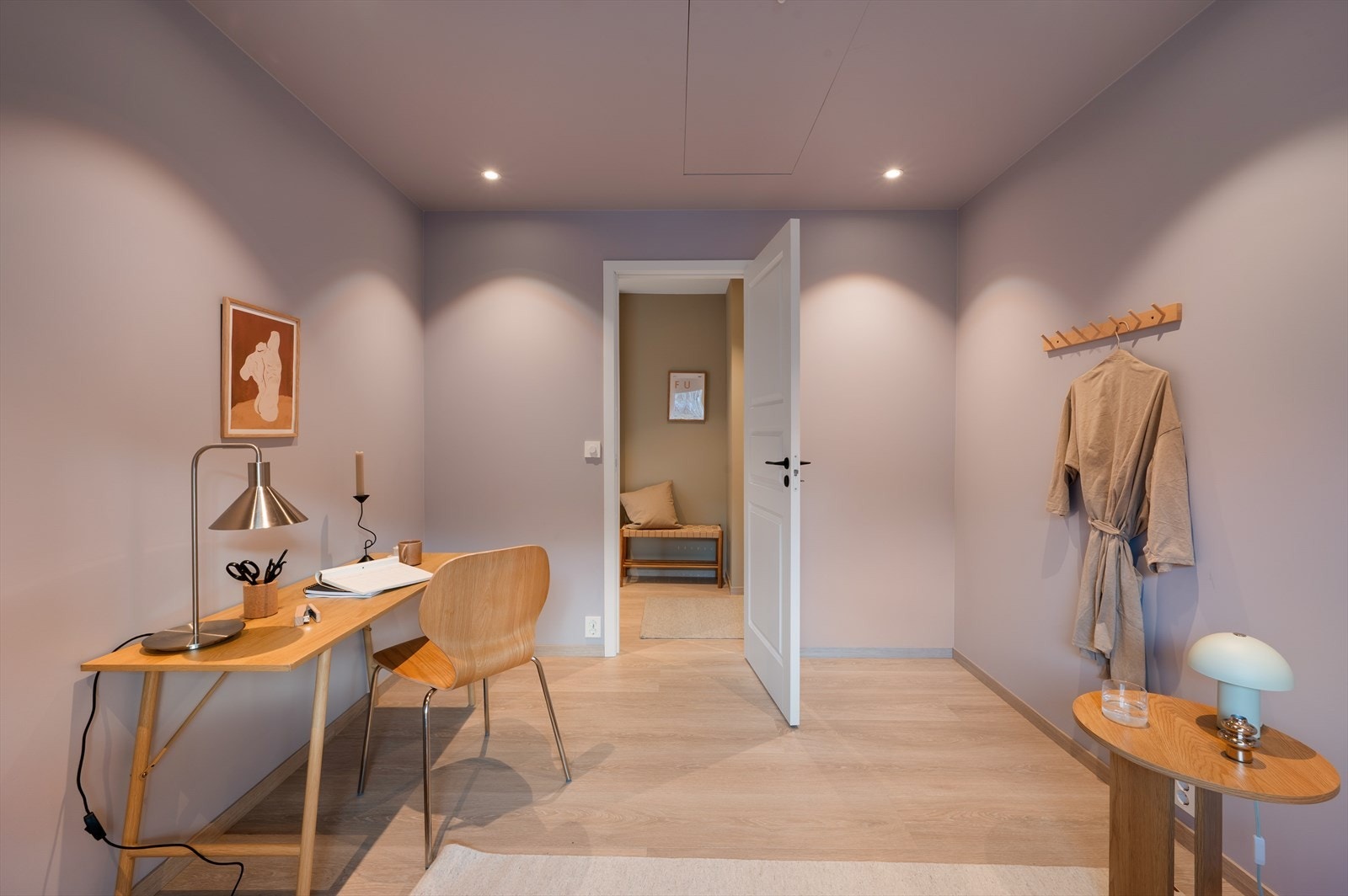 Plass til dobbeltseng og garderobeskap. Trapp til loftet finner du også her. Galleribilde