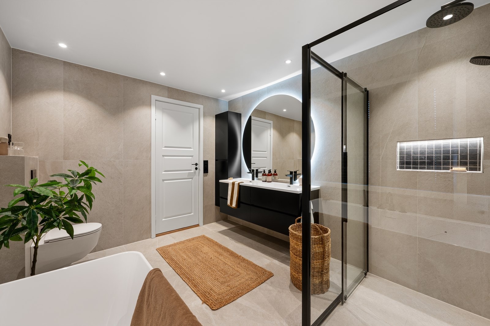 Helfliset bad med varme i gulv. Galleribilde