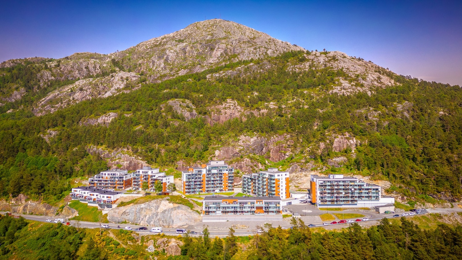 - Området byr på flott natur og gode turmuligheter, med blant annet Lyderhorn, som ligger like bak boligen - Galleribilde