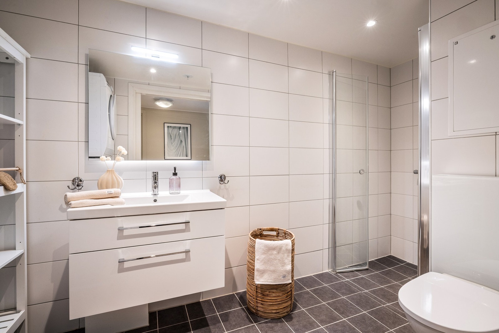 - Badet som er på 5,1 kvm har keramiske fliser på gulv og vegger, samt malt platekledning med spotlights i tak - Galleribilde