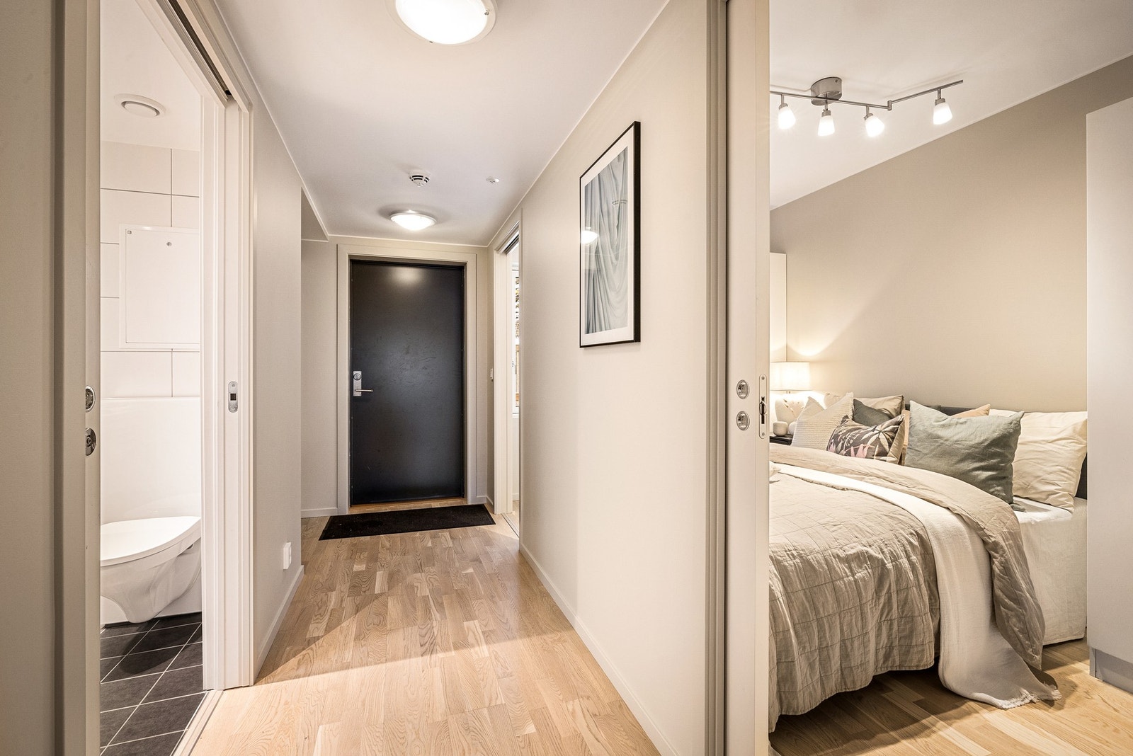 - Entré på 6,1 kvm med direkte adkomst til soverom, stue og bad - Galleribilde