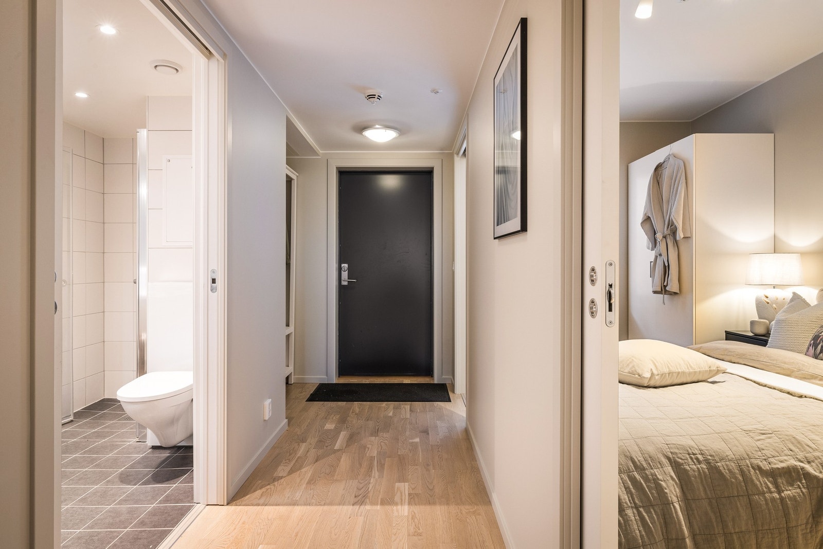 - Soothing beige på vegger og eikparkett går igjen i alle oppholdsrom - Galleribilde