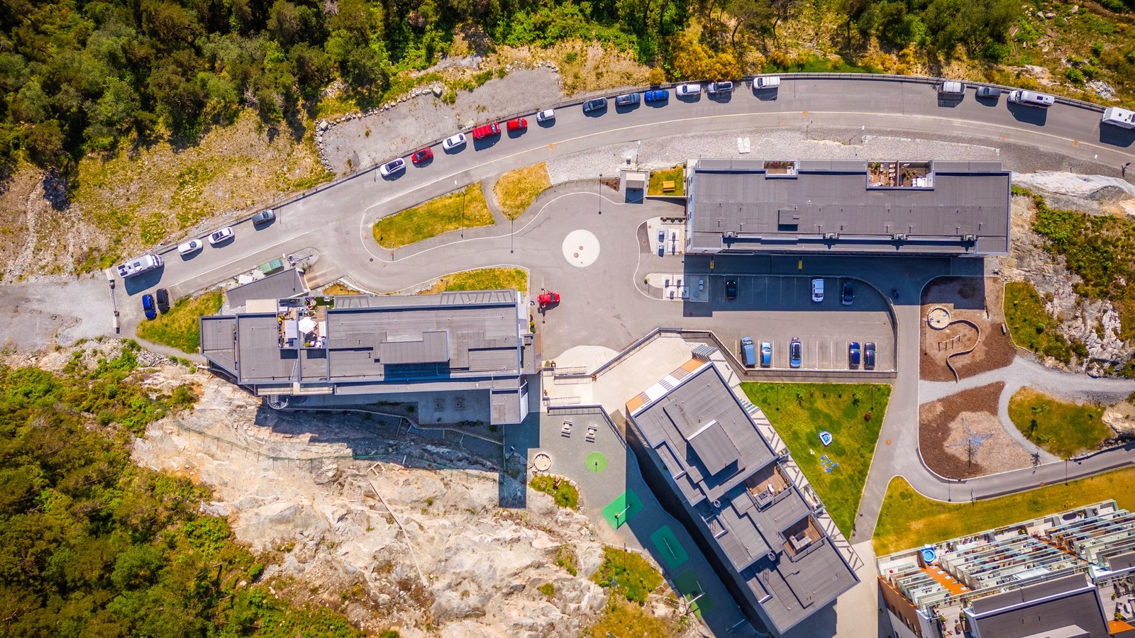 - Fellesområdet er pent opparbeidet med blant annet grøntareal, busker, benker og lekeplass - Galleribilde