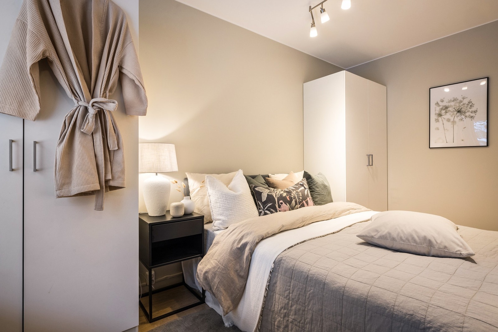 - Her er det plass til dobbeltseng og garderobeskap - Galleribilde