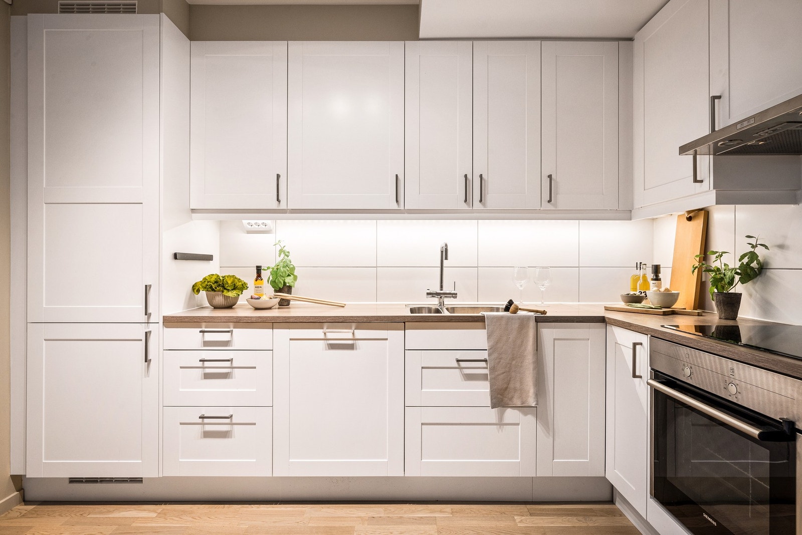 - Kjøkkenet er levert av Marbodal og har hvite profilerte fronter og laminat benkeplate - Galleribilde