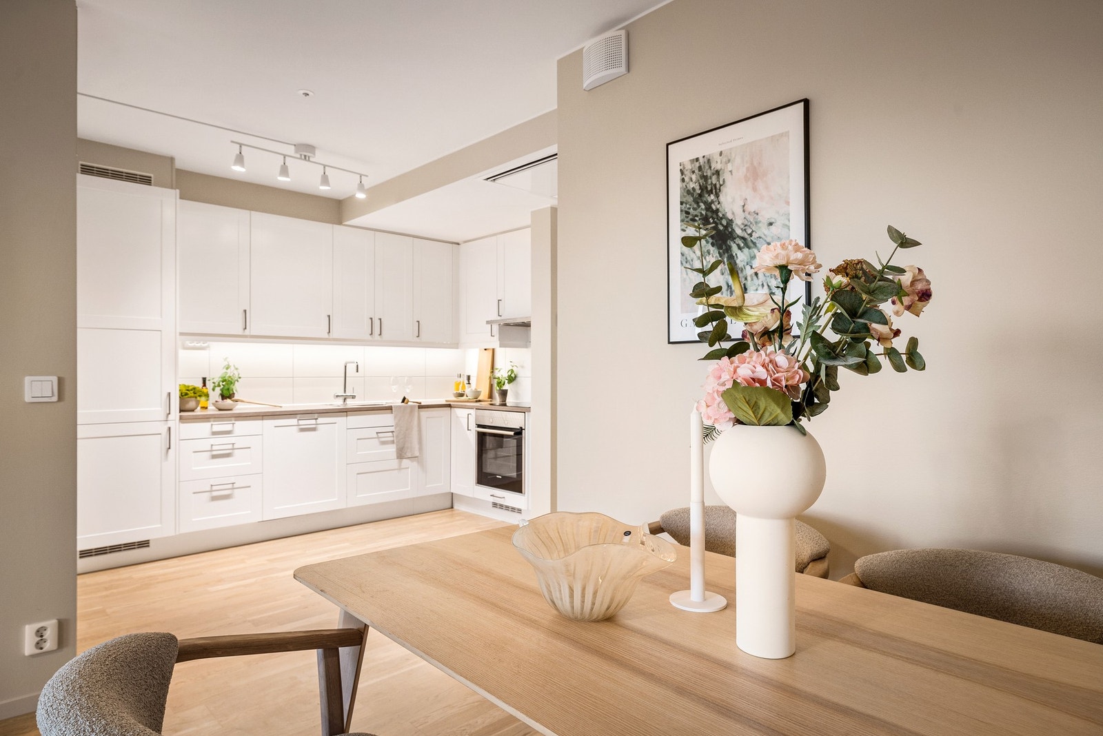 - Stue og kjøkken er i en åpen løsning og holder 24 m2, kjøkkenet er naturlig avdelt fra stuedelen - Galleribilde