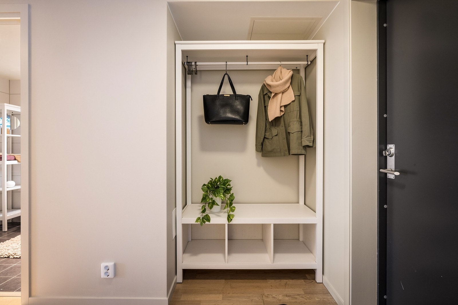 - Avsatt nisje til oppbevaring av sko og yttertøy - Galleribilde