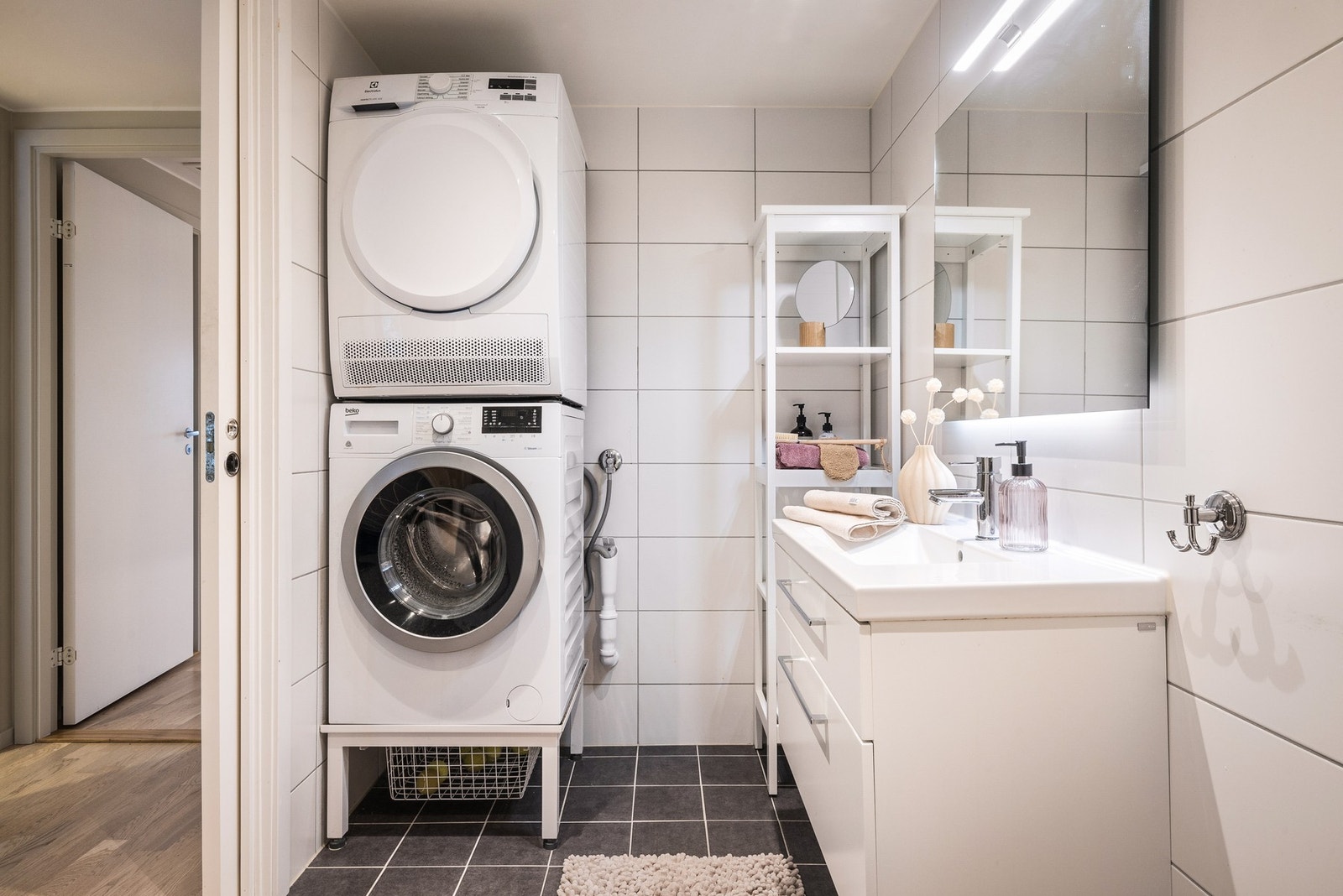 - Badet er utstyrt med gulvvarme og opplegg for vaskemaskin - Galleribilde