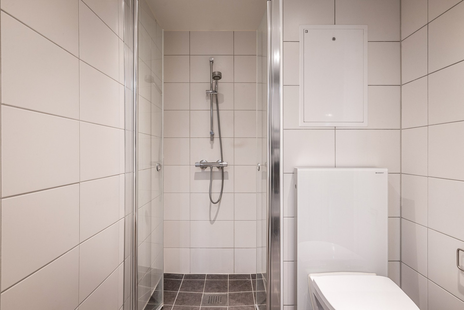 - Badet er utstyrt med dusjnisje med glassdører - Galleribilde