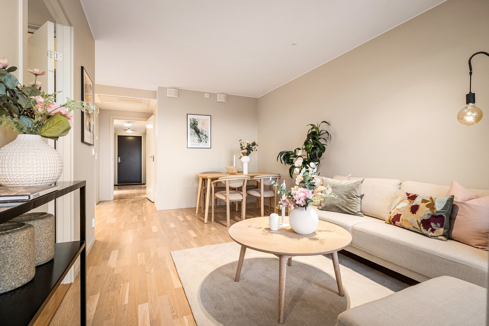 - Her er det plass til både spise- og sofagruppe i de ulike bruks sonene - Galleribilde