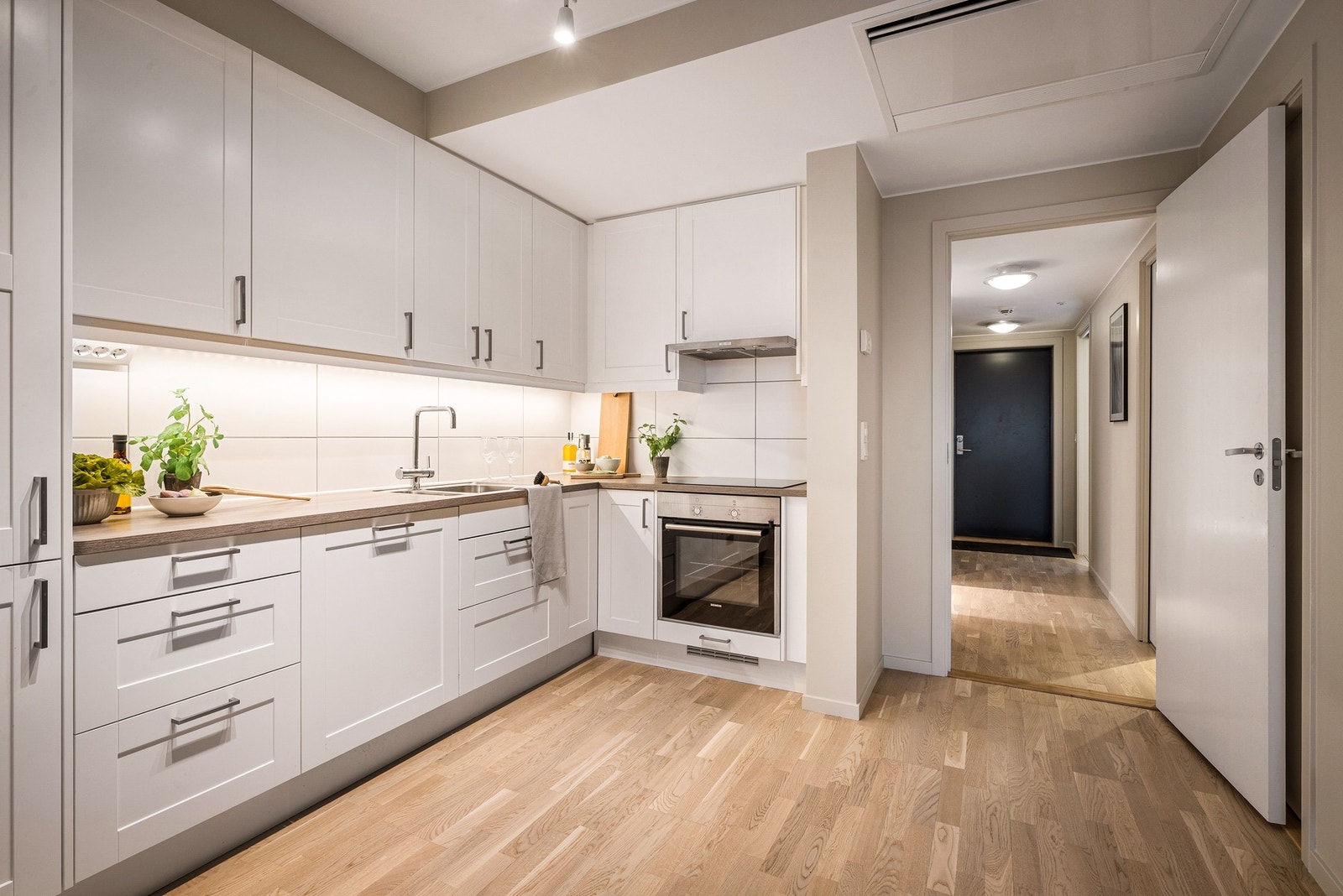 - Komplett levert med fullintegrerte hvitevarer bestående av komfyr med induksjonstopp, oppvaskmaskin og kjøleskap - Galleribilde