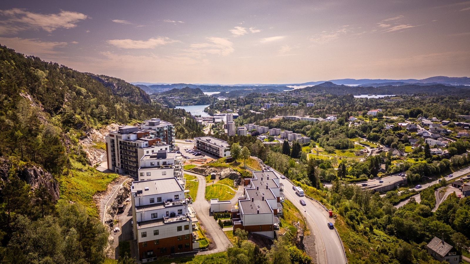- Vestkanten Storsenter ligger knappe 4-5 minutters kjøring fra boligen - Galleribilde