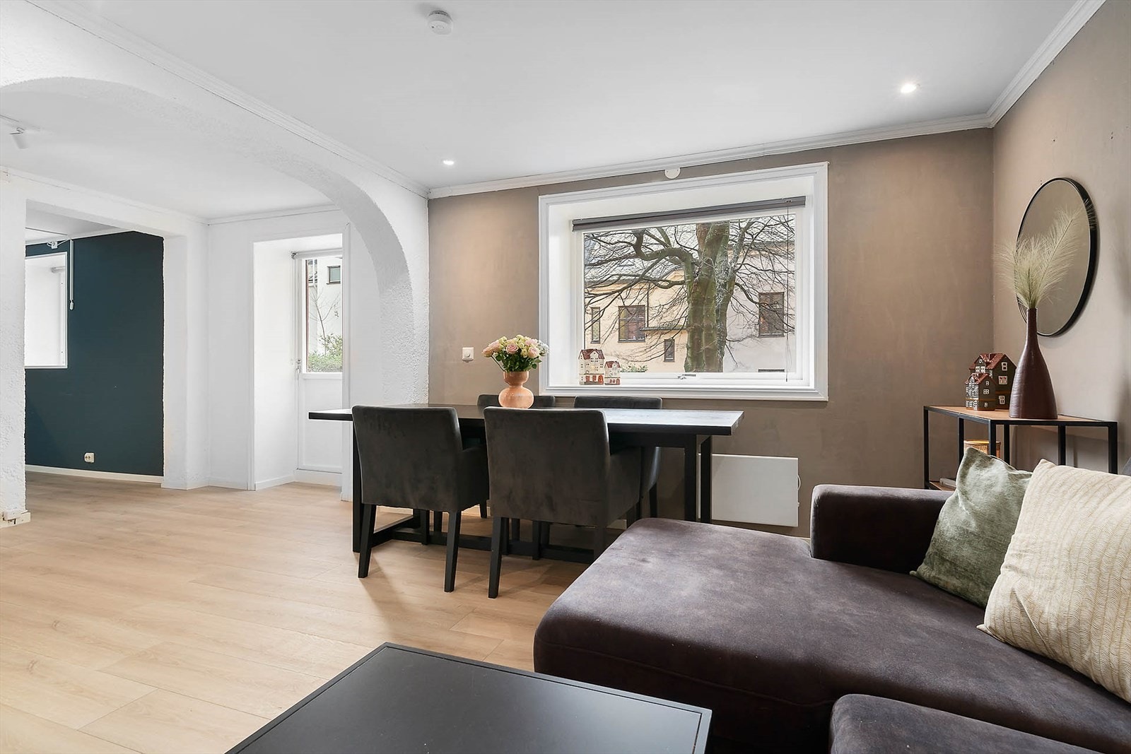 Fra sofakroken og mot kjøkkenet. Galleribilde