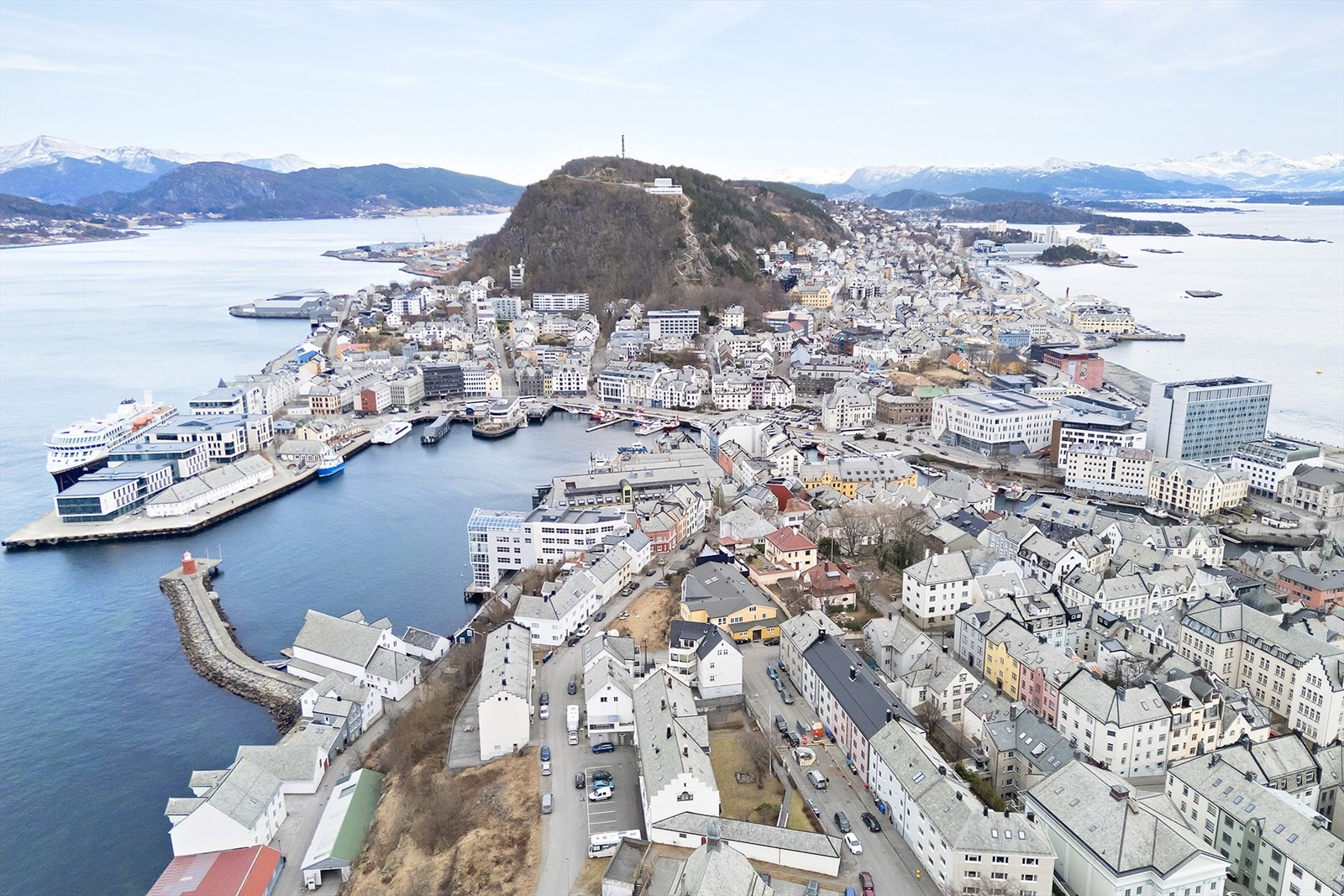 Fra leiligheten er det kort vei til spisesteder, butikk, parkering og park hvor solnedganger kan nytes. Galleribilde