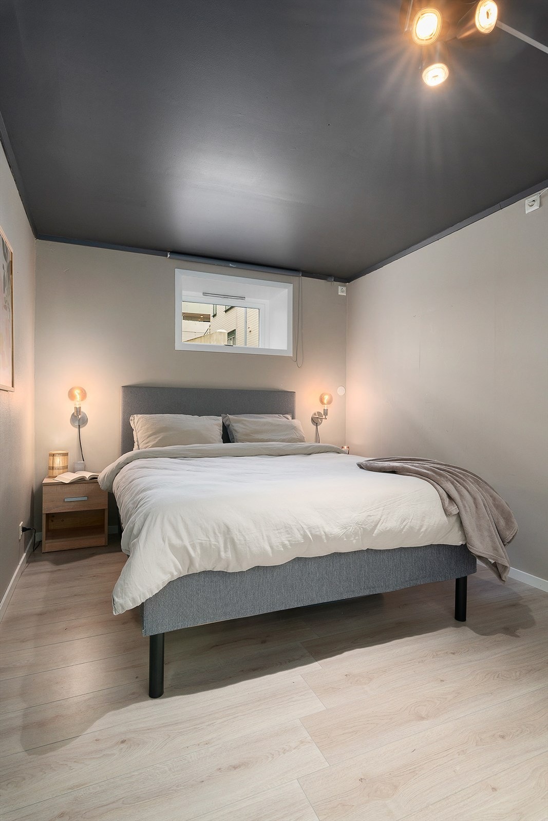 Dette rommet er malt i lune veggfarger og en mørk tone i taket. Galleribilde