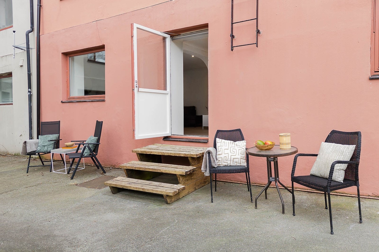 Fra stuen er det utgang til en felles bakgård hvor fred og ro kan nytes. Galleribilde