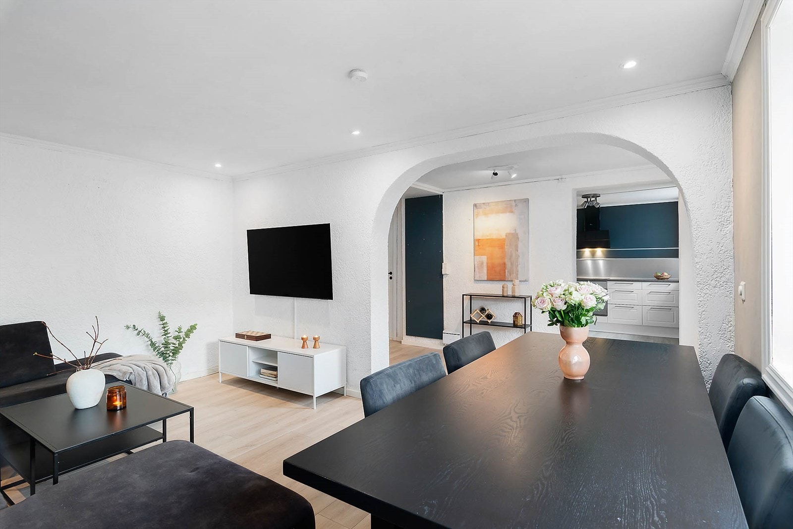 Det er opplegg for å henge TV-en på veggen i stuen. Galleribilde