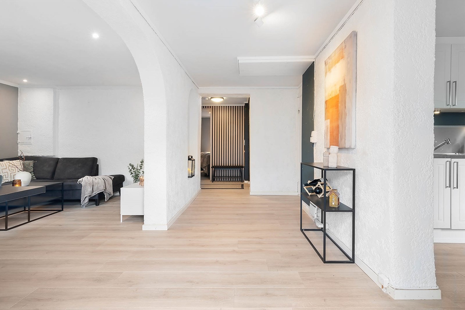 Det er halvåpen løsning mellom stuen og kjøkkenet. Galleribilde