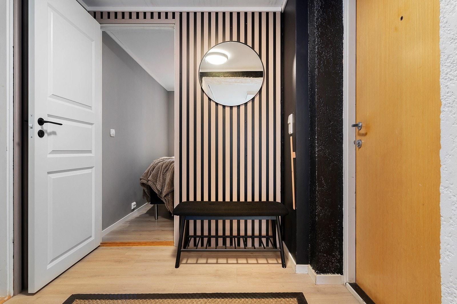 Vi kommer inn i en flott gang med spilevegg og laminat på gulvene. Galleribilde
