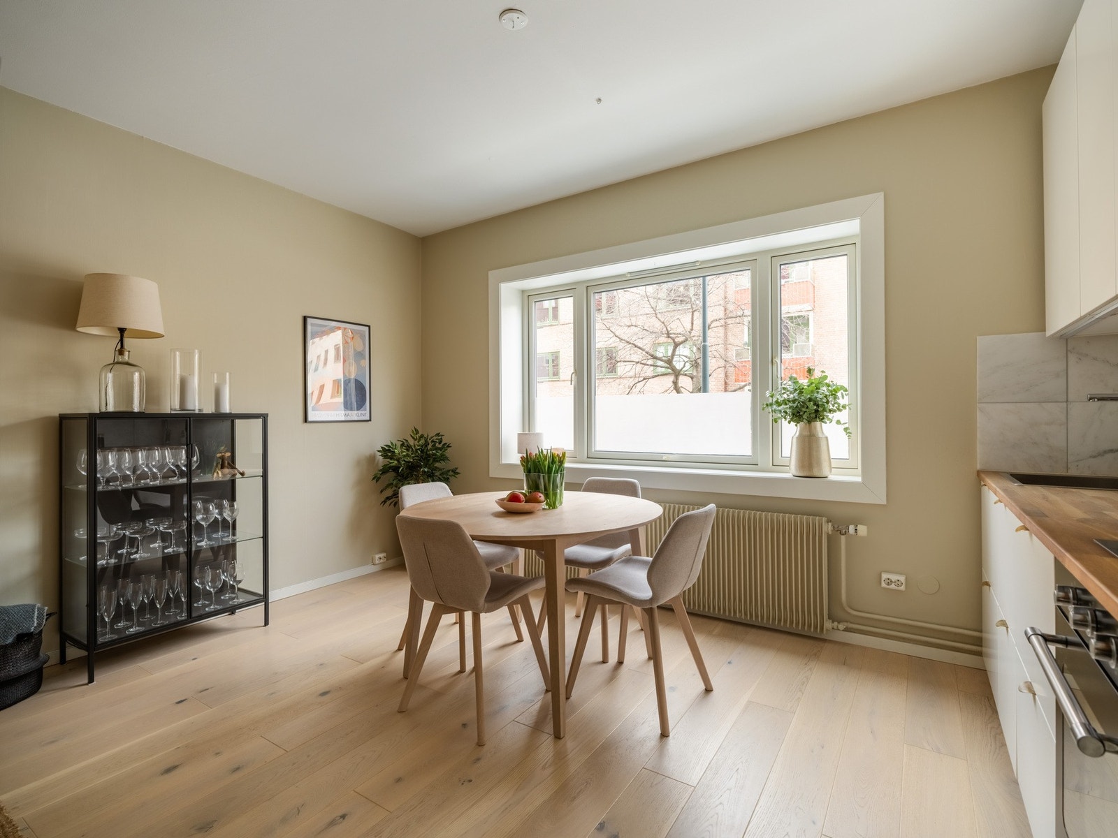 De store vindusflatene i rommet slipper inn rikelig med dagslys. Vinduene ble for øvrig tatt i 2014. Galleribilde