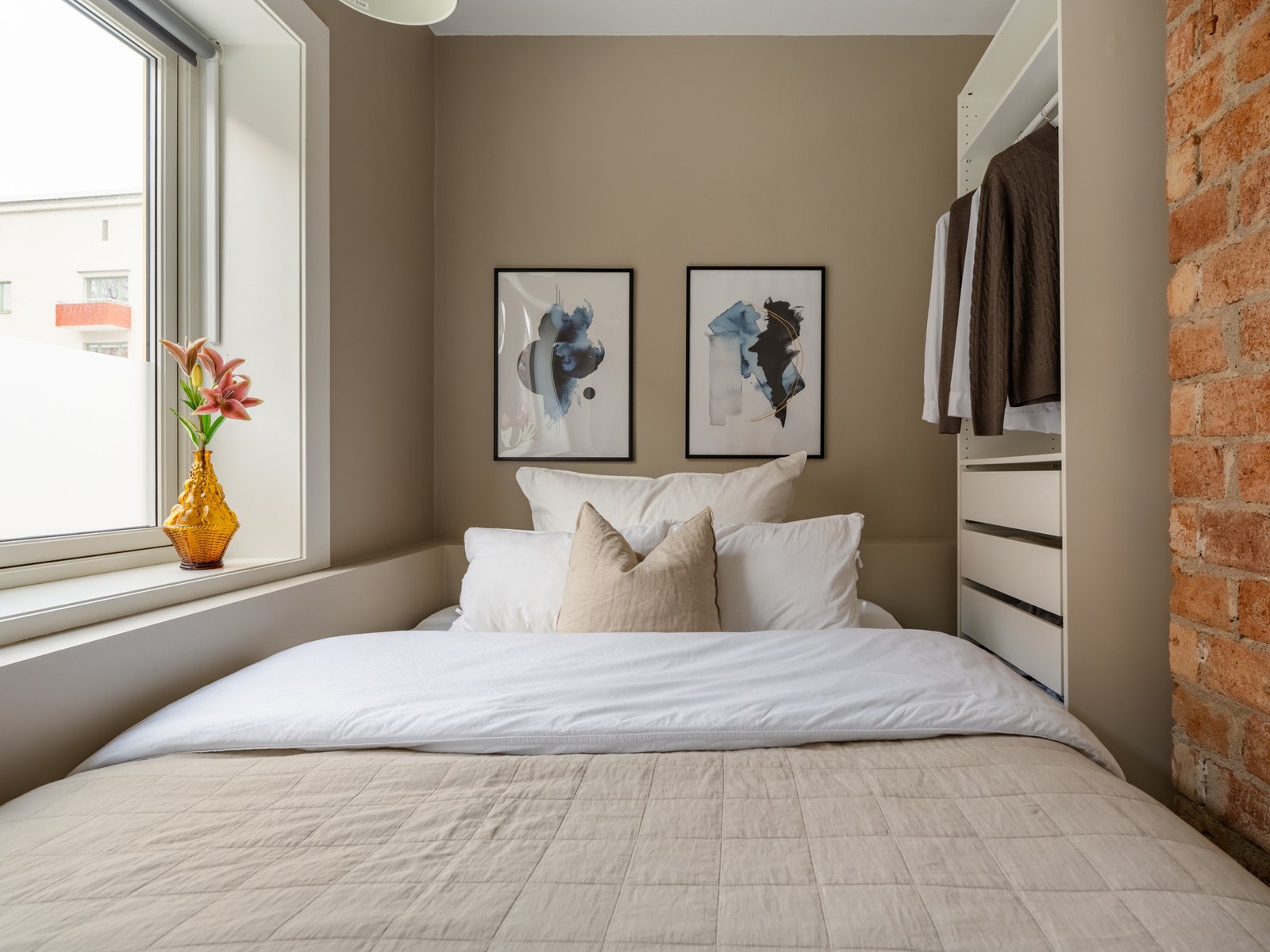 Her finner vi innebygd garderobeløsning. Denne medfølger også salget! Galleribilde