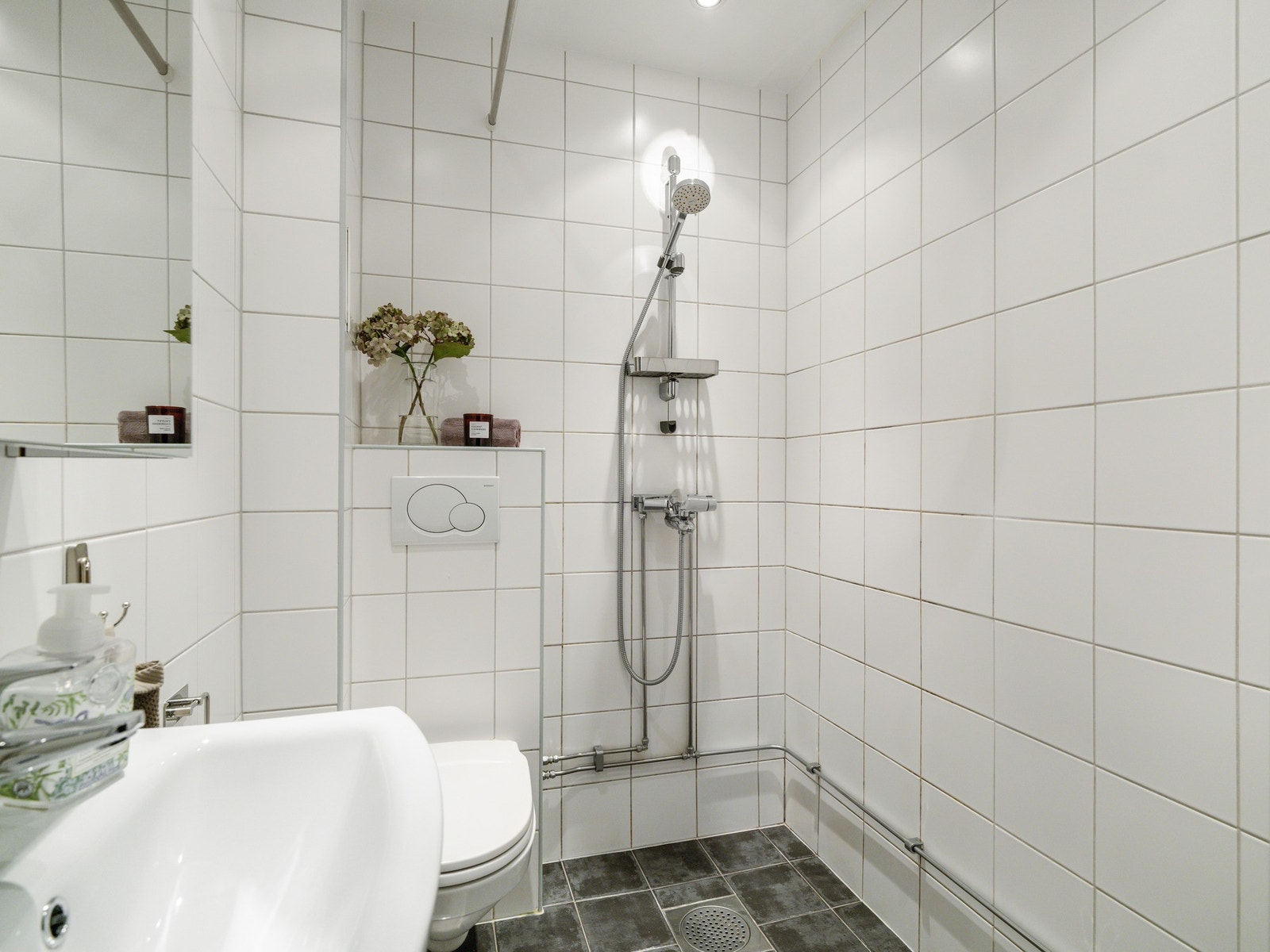 Baderommet er lyst og fint. Det ble sist pusset opp i 2007 i regi av borettslaget. Galleribilde