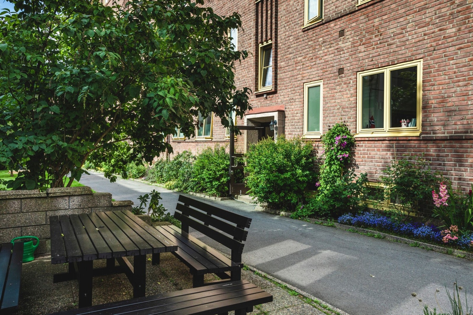 Borettslaget har et pent opparbeidet gårdsrom med gressplen, busker, beplantning og hyggelig sittegrupper for beboerne. Galleribilde