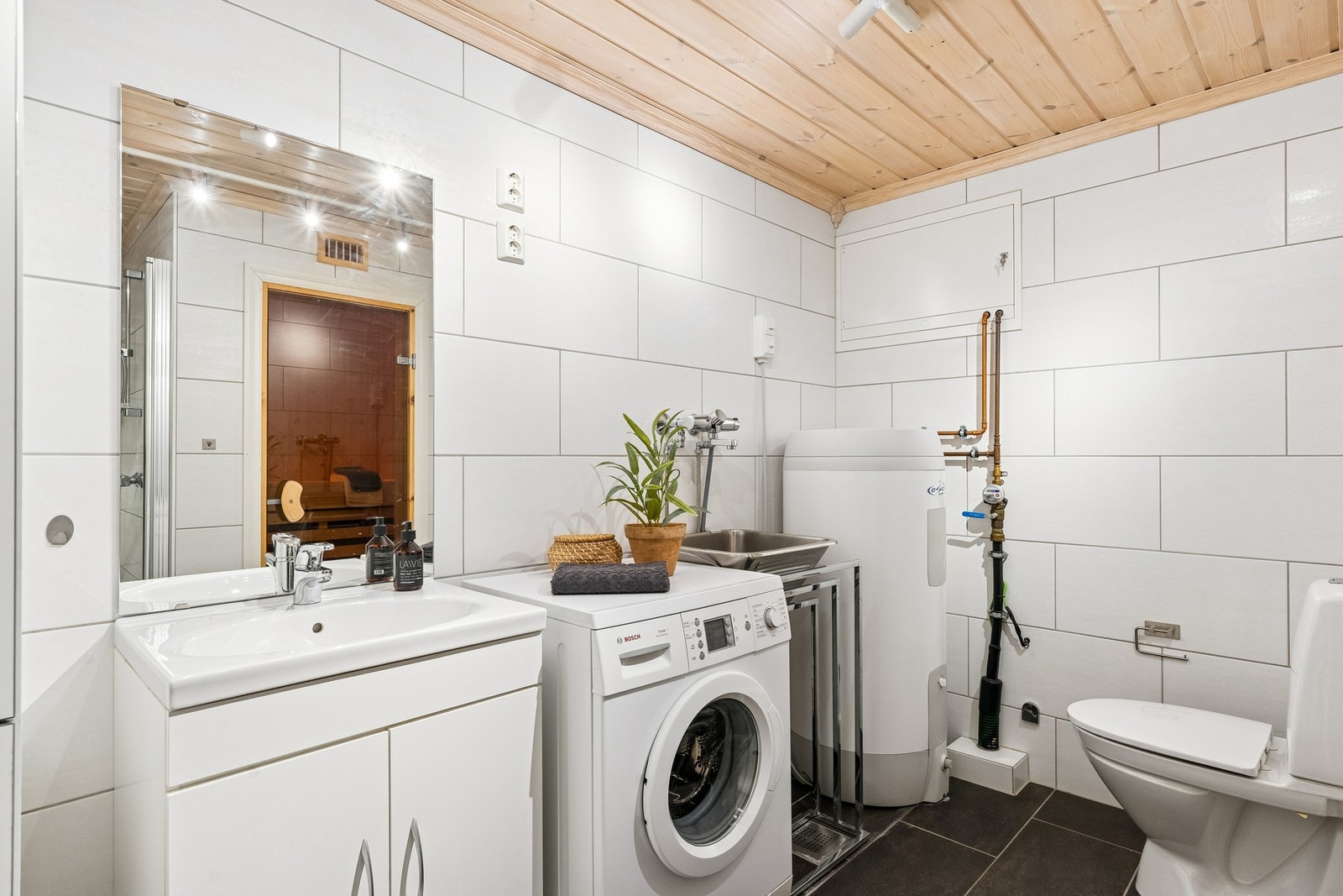 Bad kombinert vaskerom, dette badet har også adkomst til badstue Galleribilde