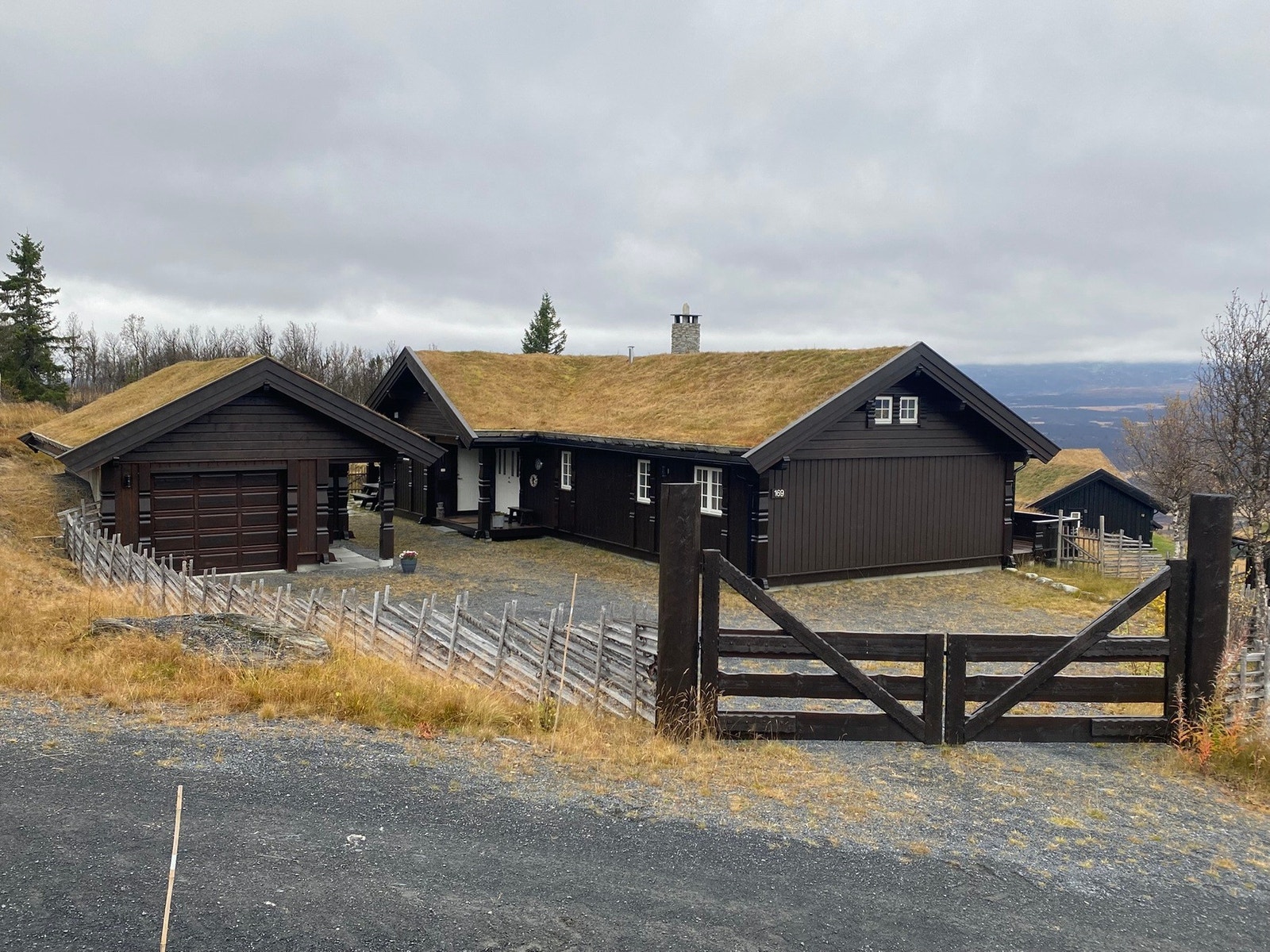 Deler av eiendommen er inngjerdet med skigard, to-fløyet grind ved adkomst. Bilde fra selgers arkiv Galleribilde