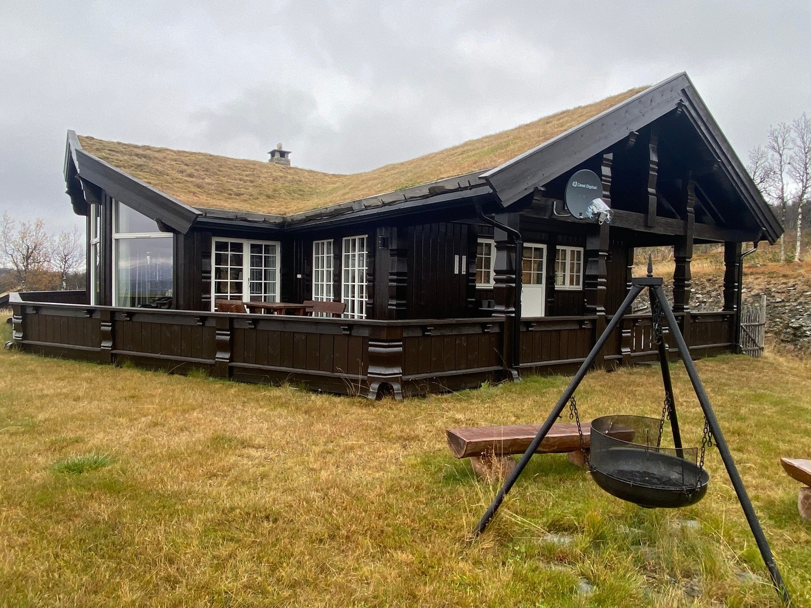 Hyggelig samlingssted ved bålpanna. Bilde fra selgers arkiv Galleribilde
