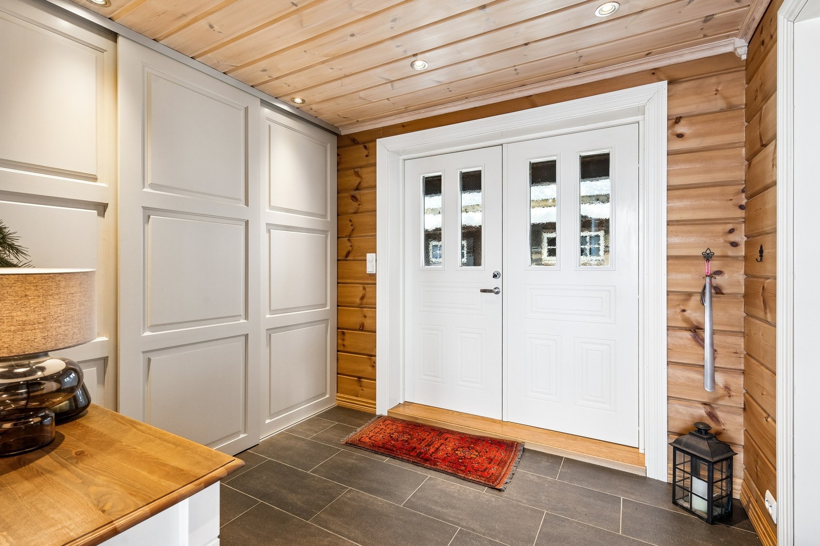 Stor skyvedørsgarderobe med god plass til yttertøy og sko Galleribilde