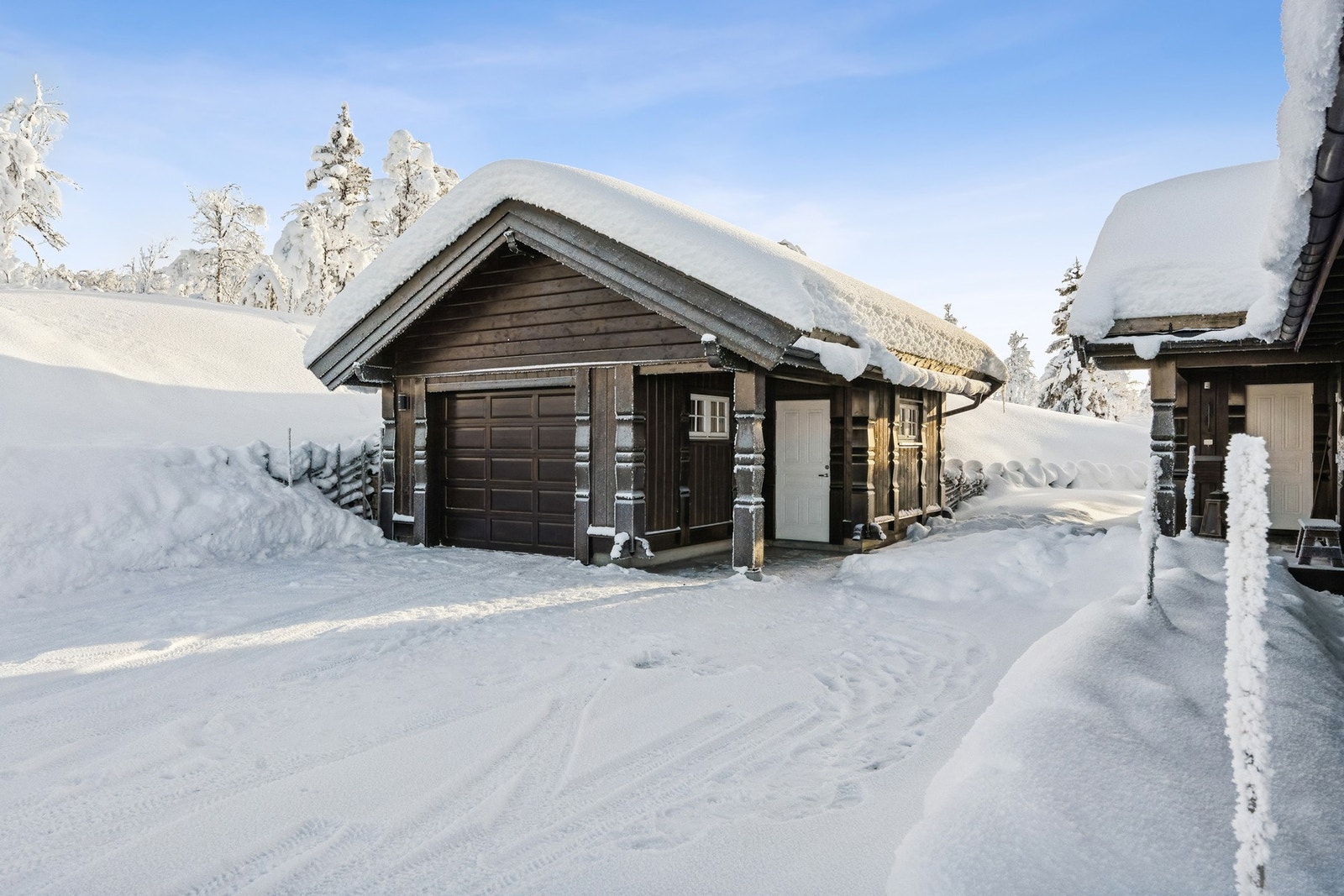 Garasje har leddport med motorstyring. Galleribilde