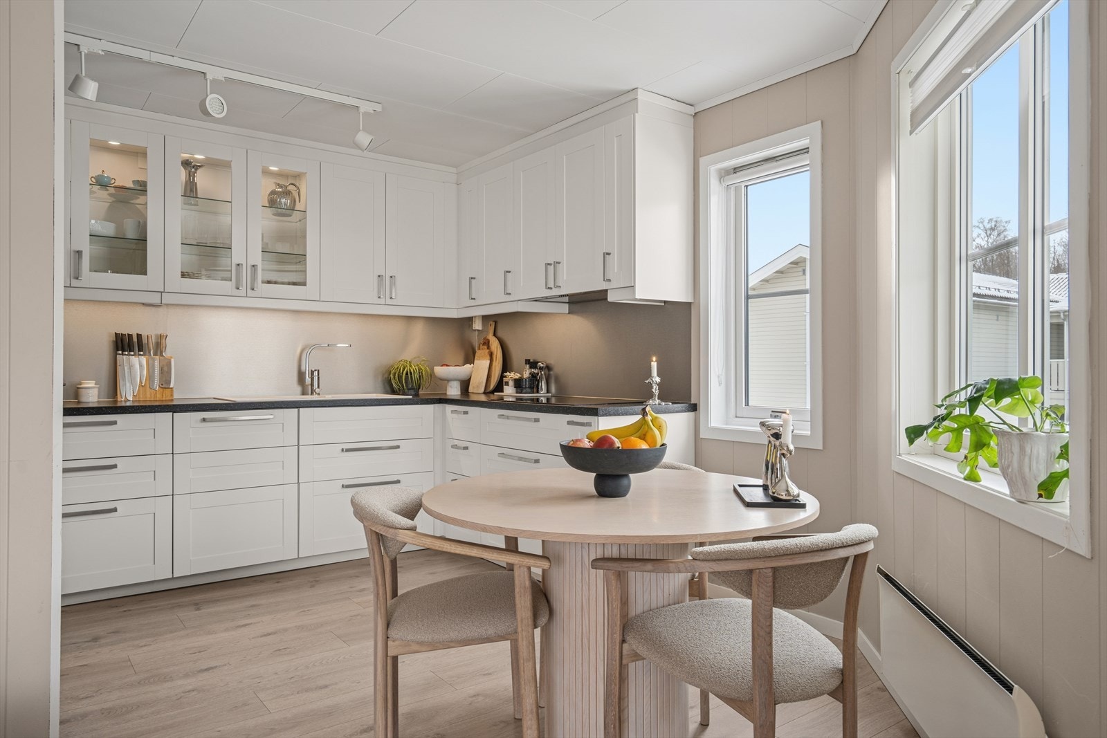 Kjøkkenet er lyst og delikat med profilerte fronter. Kjøkkenet er godt utnyttet med tanke på skap og benkeplass Galleribilde