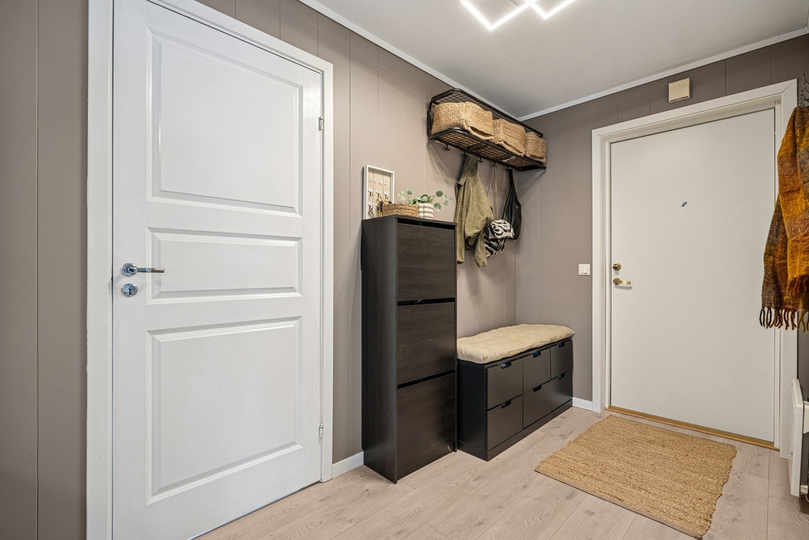 Entréen med oppheng til jakker og skoskap for et ryddig og praktisk første inntrykk
' Galleribilde