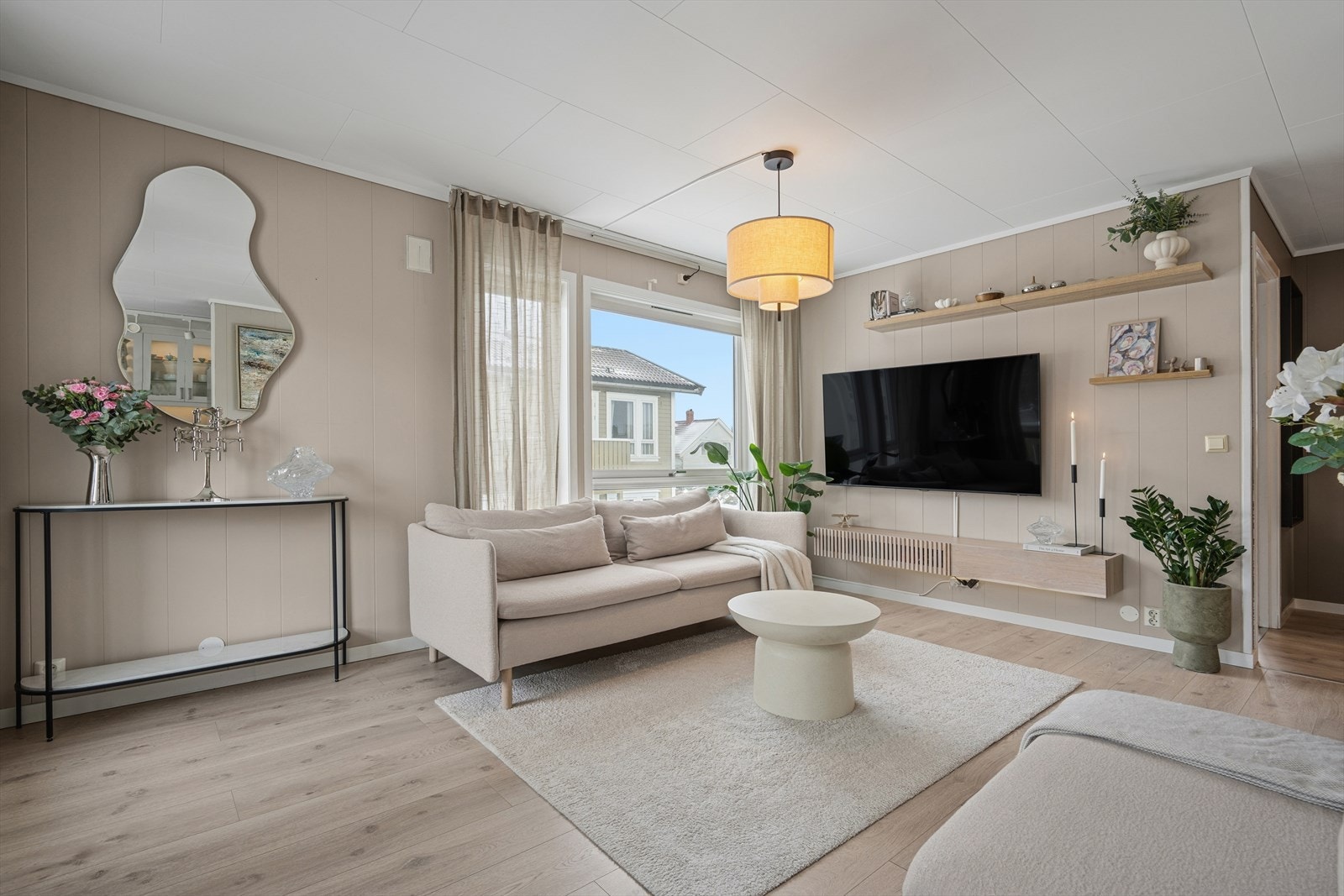 Leiligheten har gjennomgående delikate og moderne malte overflater. På gulvet er det gjennomgående laminat foruten om baderom som er flislagt Galleribilde