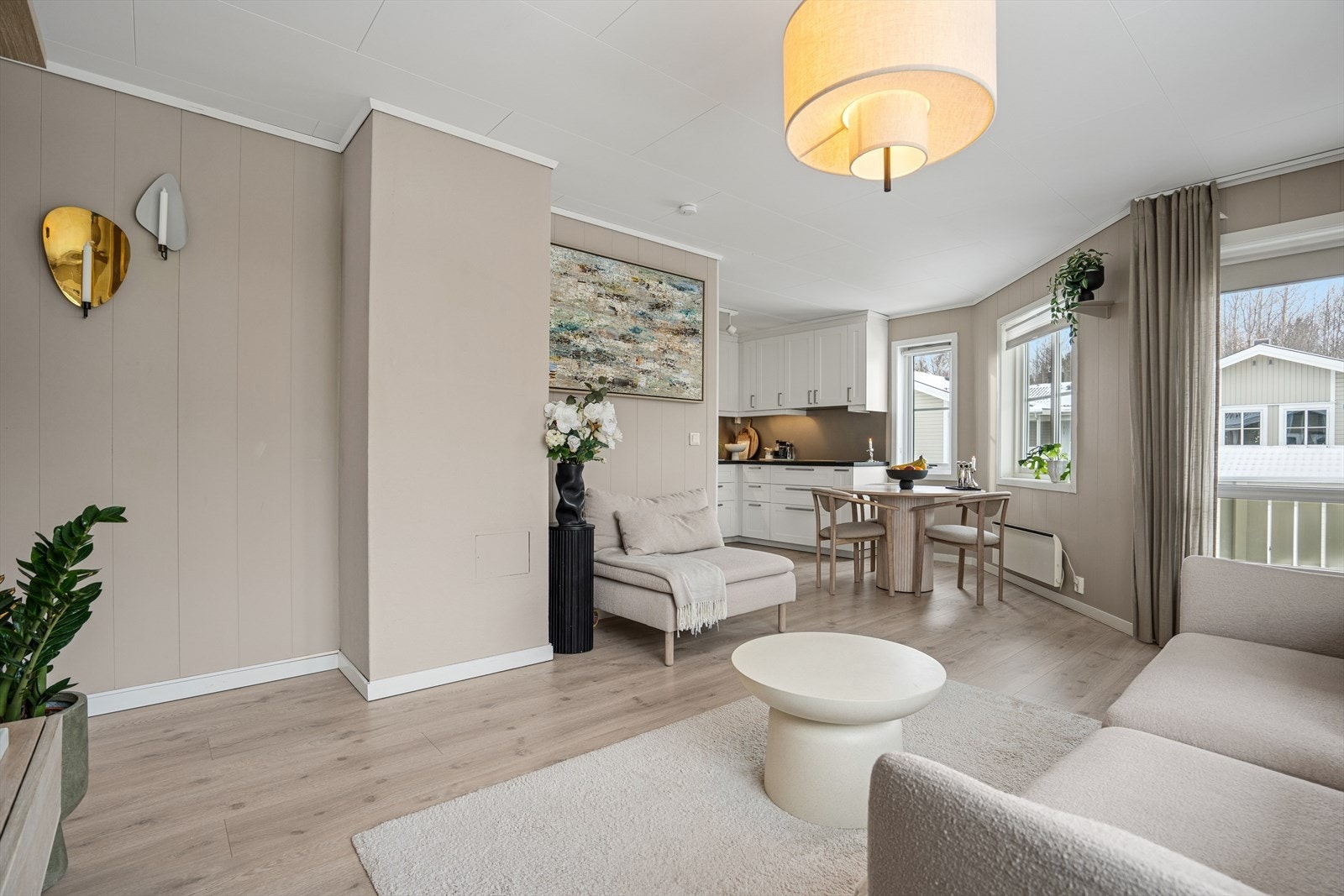 Store vindusflater i stuen sørger for godt med lysinnslipp Galleribilde