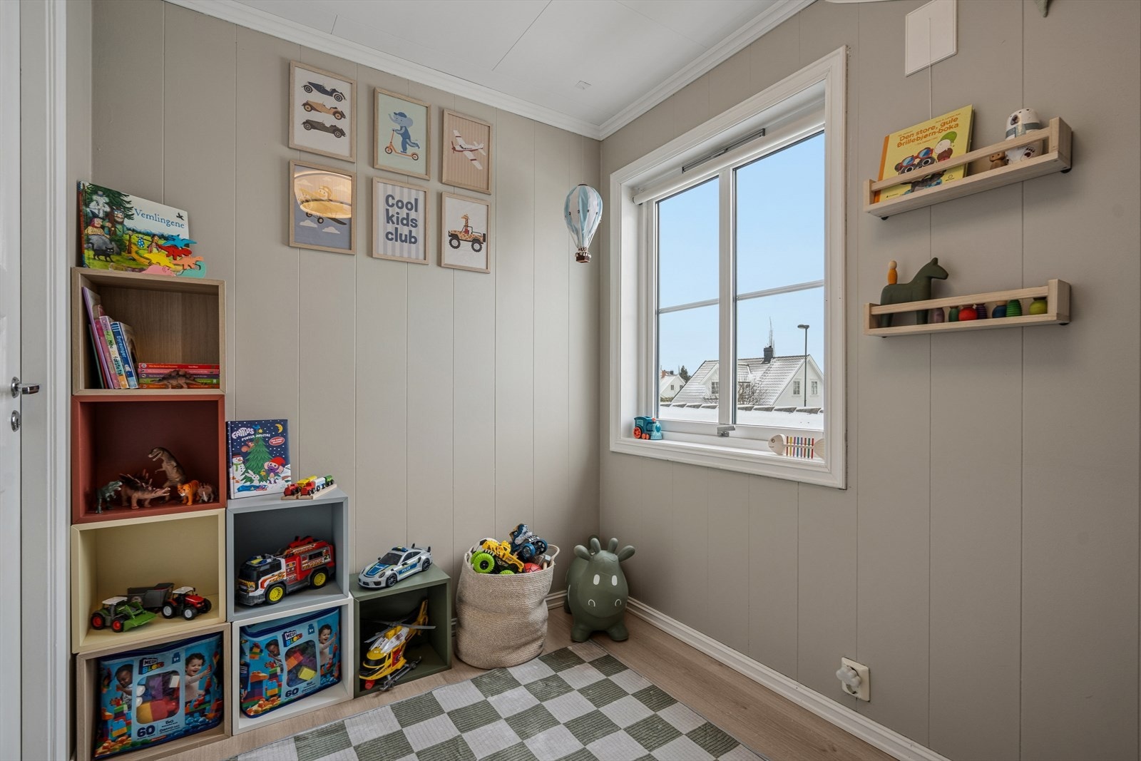 Her er det plass til både en garderobeløsning, skrivepult og seng Galleribilde