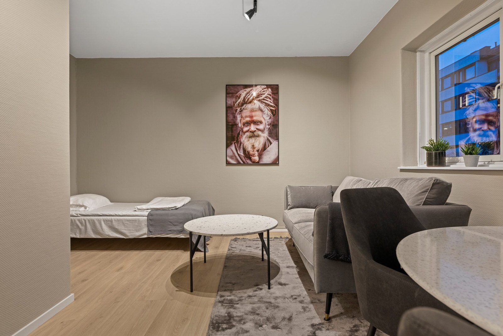 Leiligheten vender mot skjermet bakgård. Galleribilde